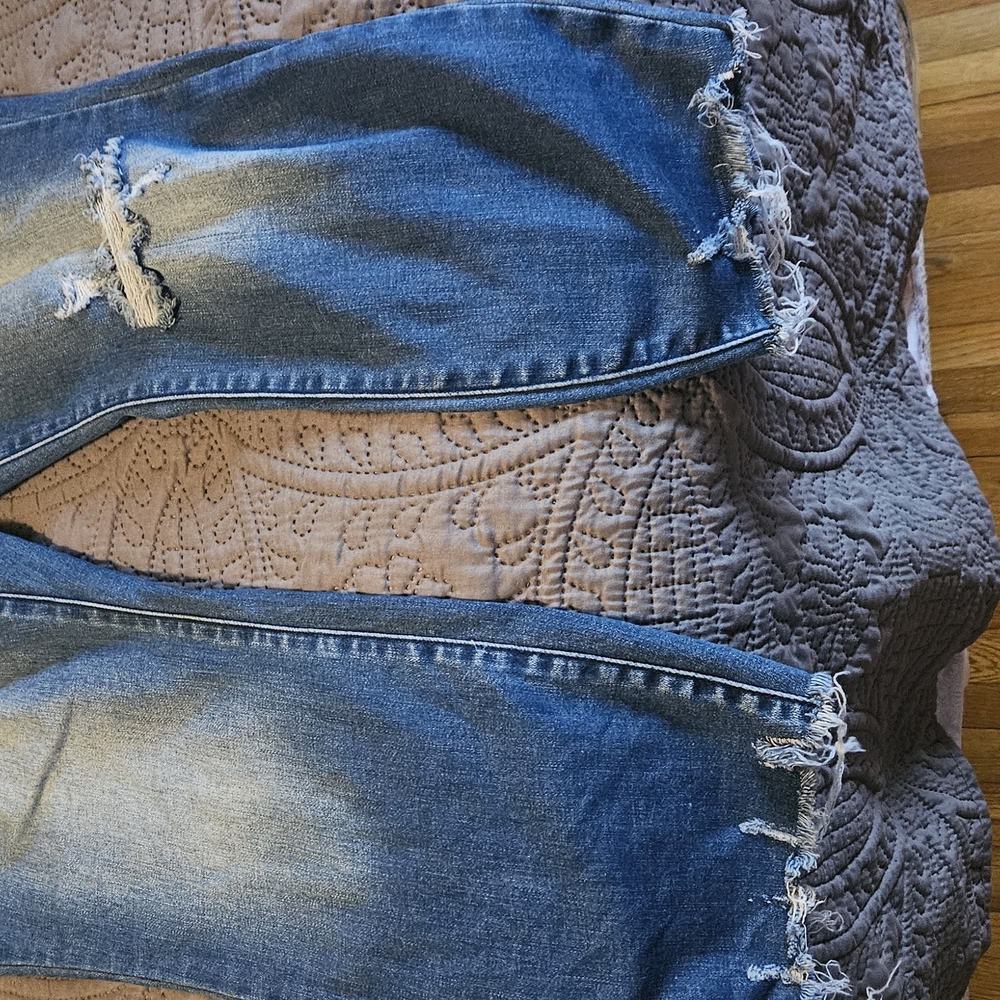 Judy Blue Boyfriend Jeans in Blue with Distressed Details